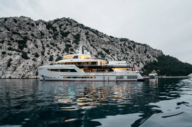 Heeus yacht exterior 3