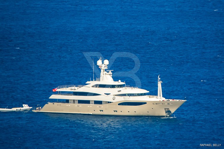 Light Holic yacht exterior 17