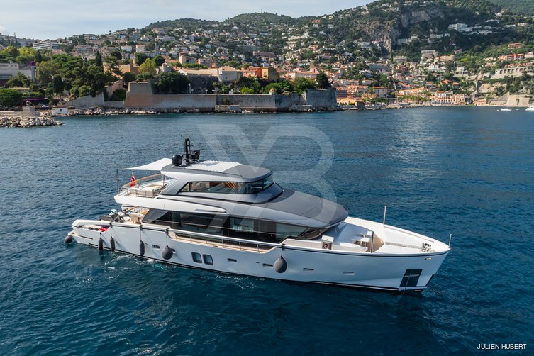 Bella Bianco yacht exterior 2