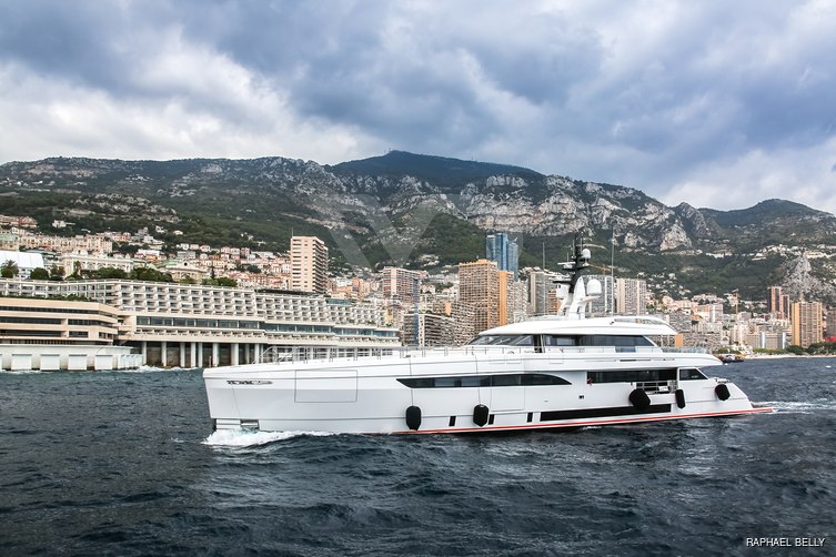 Stern yacht exterior 3