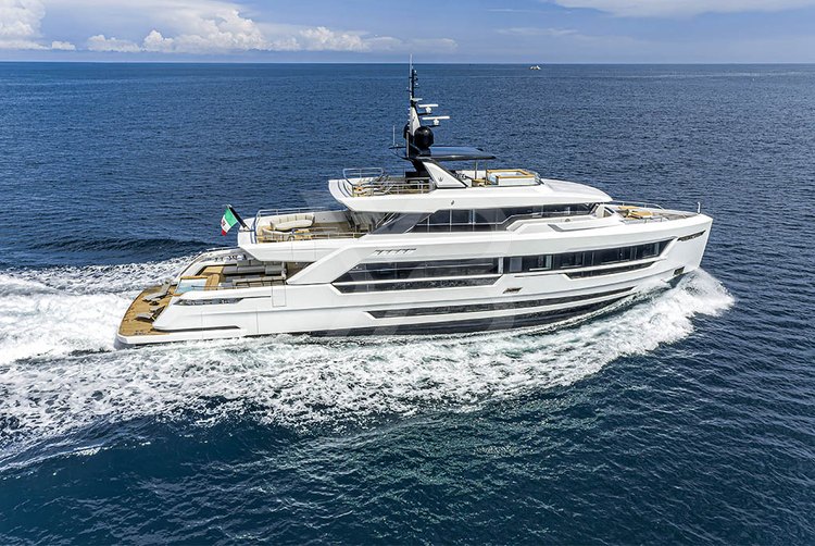 Vayus yacht exterior 2