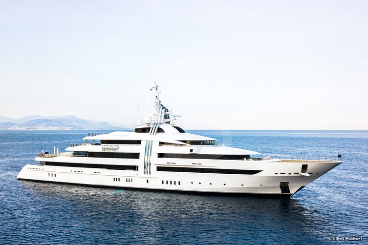 Vibrant Curiosity yacht exterior 2