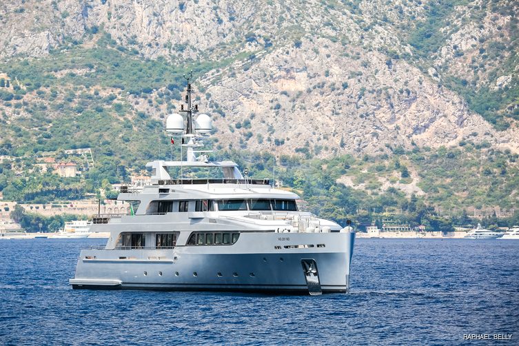 Dragoluna yacht exterior 3