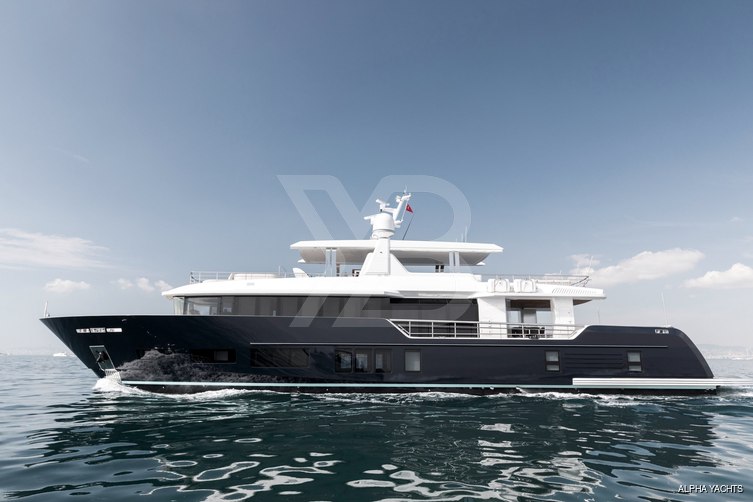 Reginatta yacht exterior 2