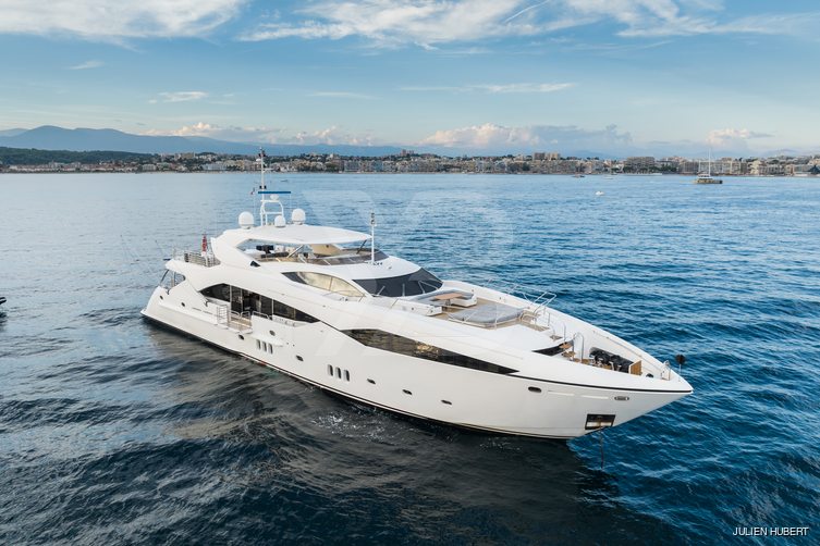 Regulus yacht exterior 9