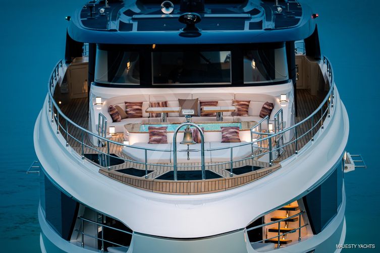 Dil yacht interior 13
