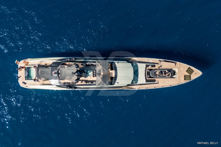 DB9 yacht exterior 5