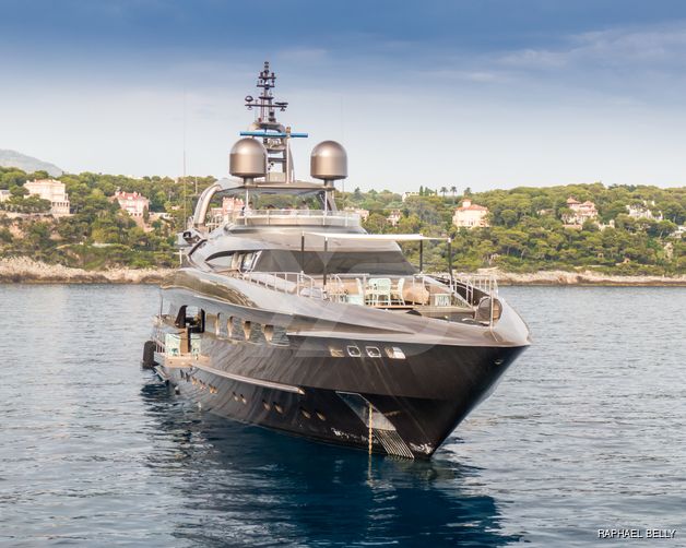 Mrs L yacht exterior 4