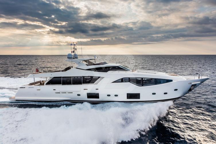Mikil yacht exterior 3