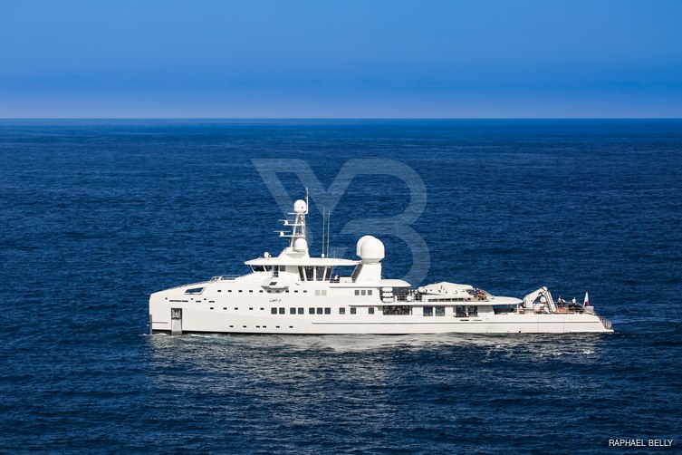 Um Alhoul yacht exterior 4