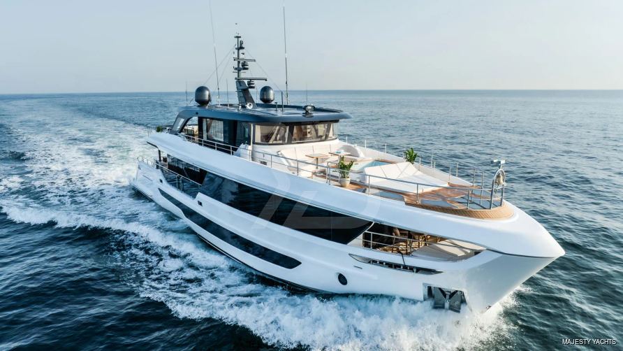 Dil yacht exterior 2