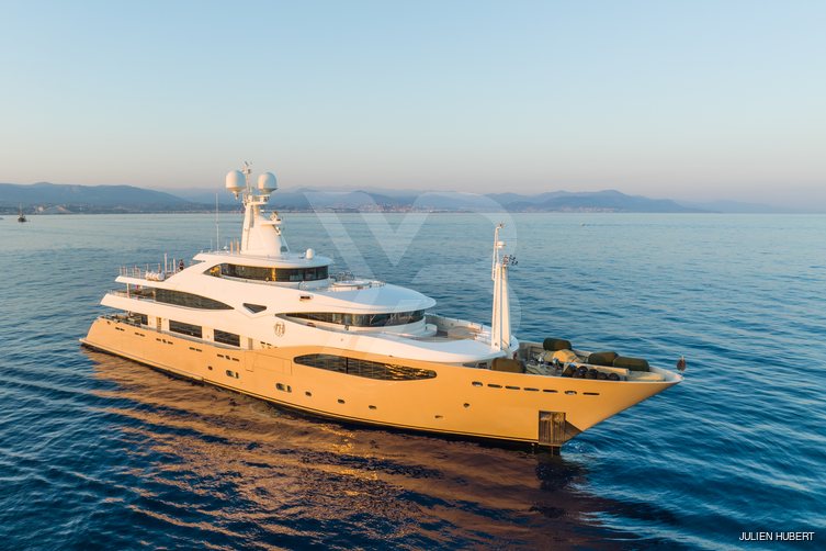 Light Holic yacht exterior 10