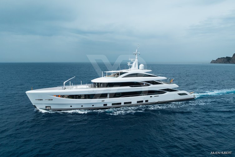 Lady I yacht exterior 2