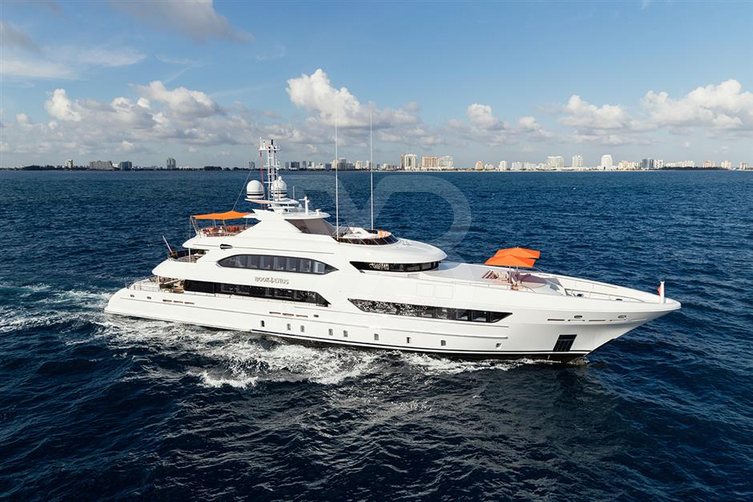 Artisa yacht exterior 8