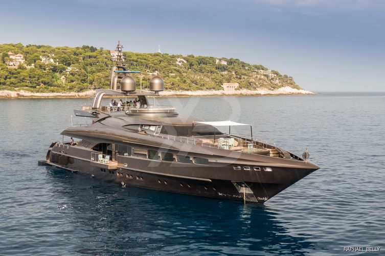 Mrs L yacht exterior 2