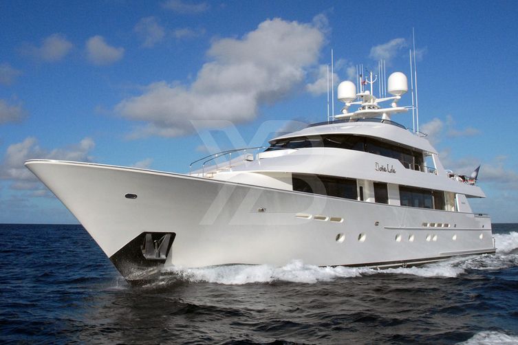 Avalina yacht exterior 2