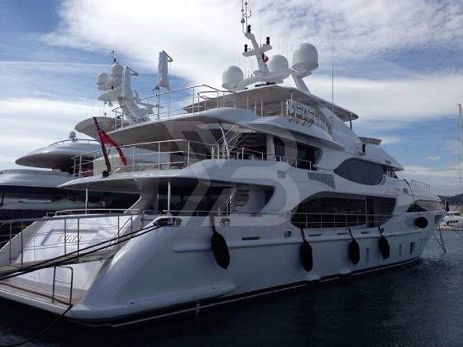 Luna yacht exterior 3