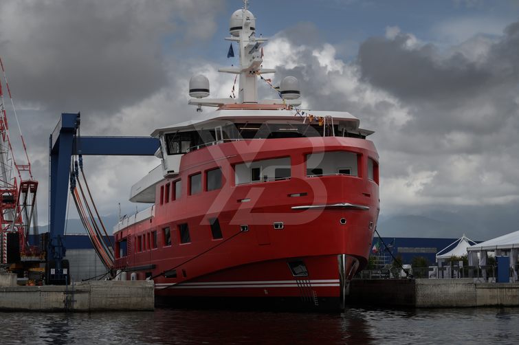 Akula yacht exterior 4