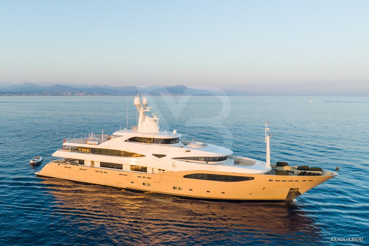 Light Holic yacht exterior 7