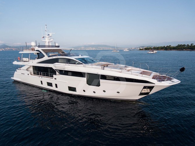 Heed yacht exterior 2