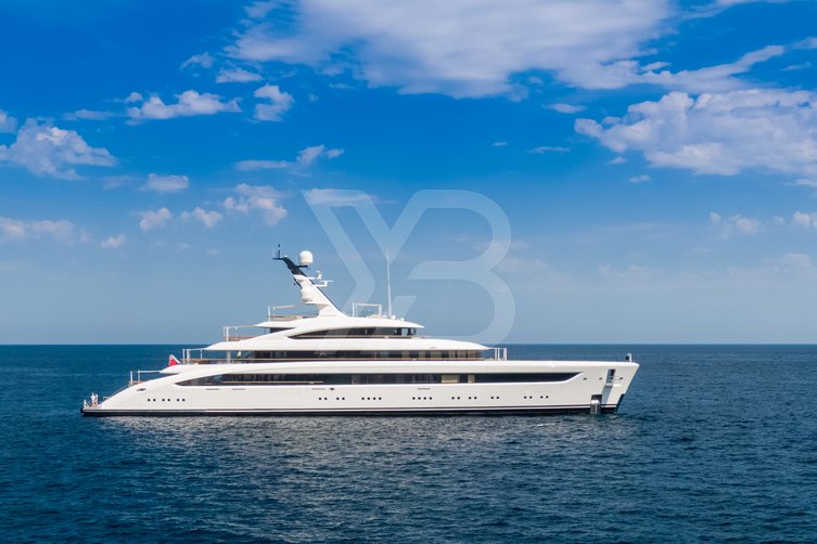 Alvia yacht exterior 7