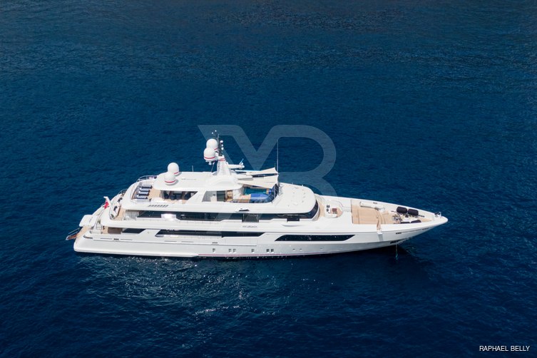 Cocktails yacht exterior 2