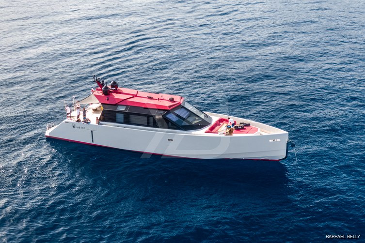 Al Thakhira yacht exterior 4