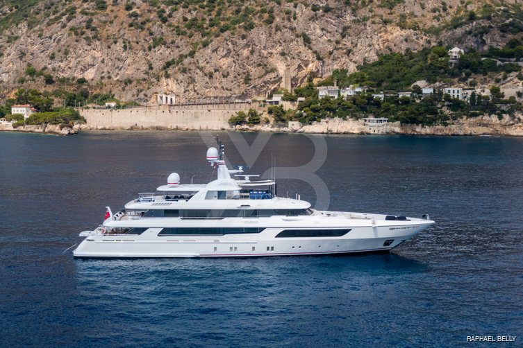 Cocktails yacht exterior 12