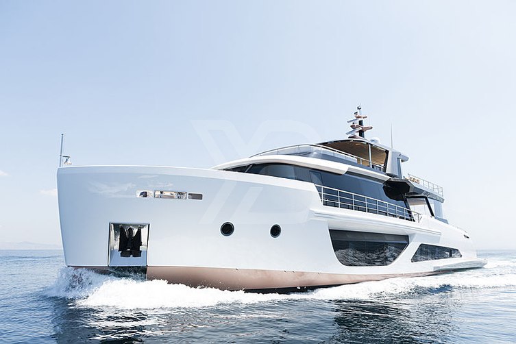 Saint V yacht exterior 6