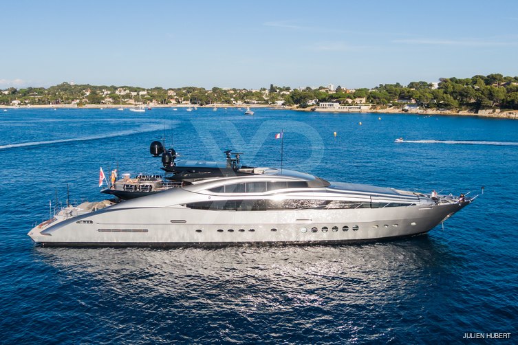 Five yacht exterior 7