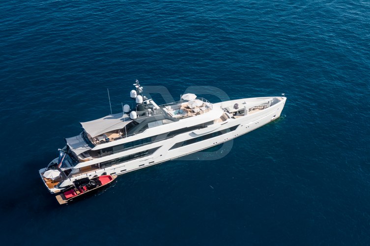 Entourage yacht exterior 17