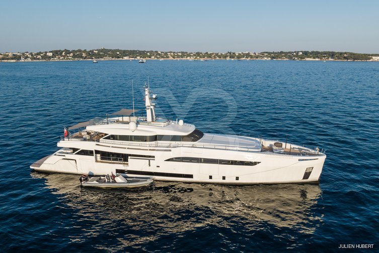 Timeless yacht exterior 25