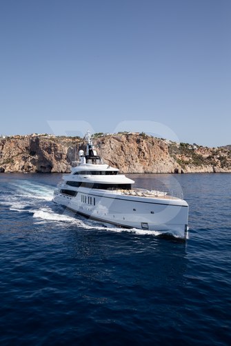 Artisan yacht exterior 40