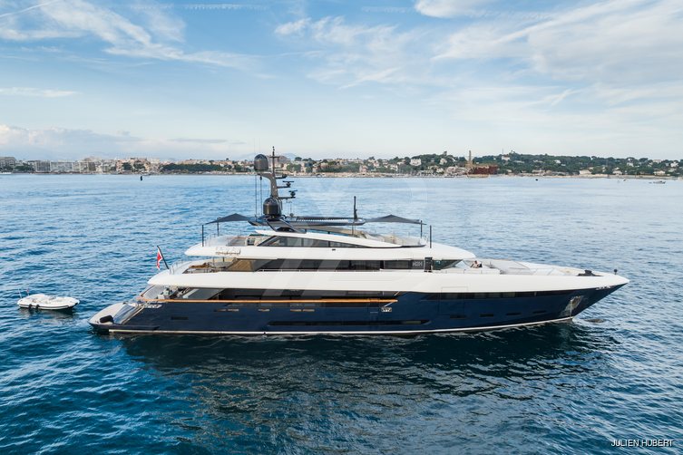 N2H yacht exterior 33