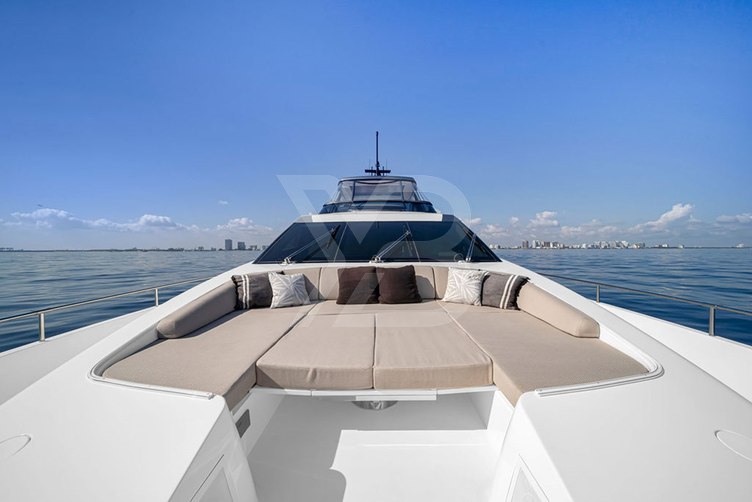 Juju yacht exterior 3