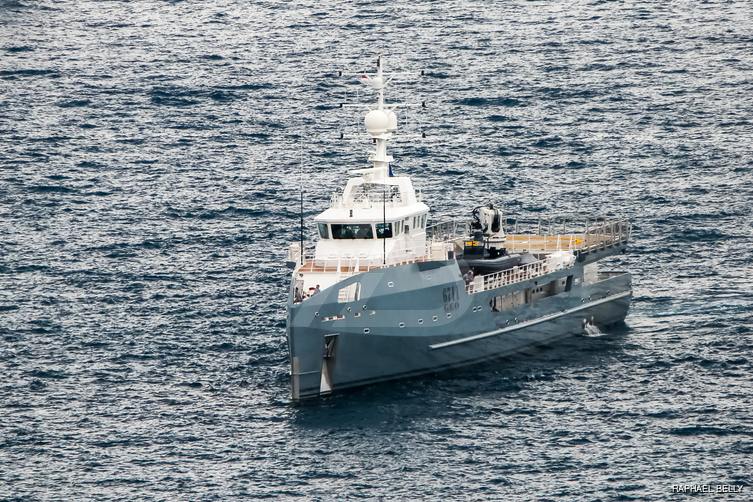 Kalm yacht exterior 3