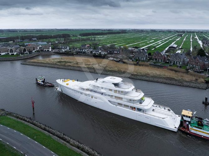 Valor yacht exterior 14