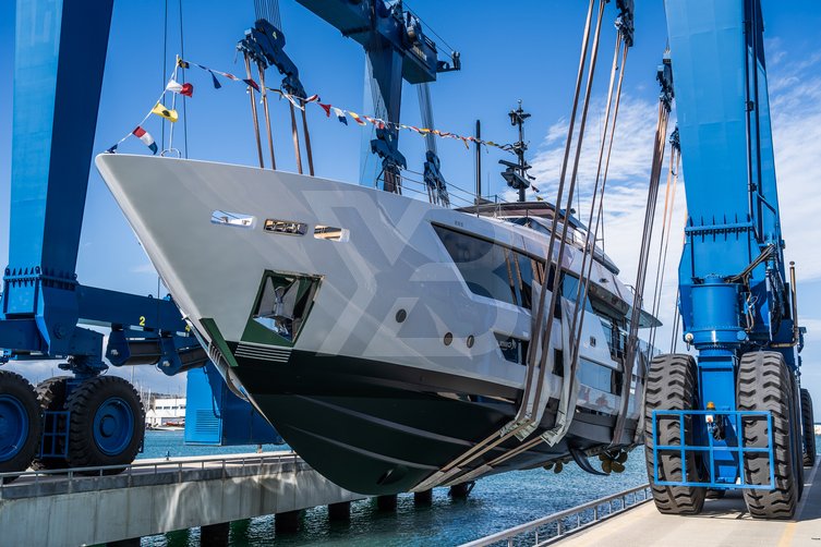 MM yacht exterior 3
