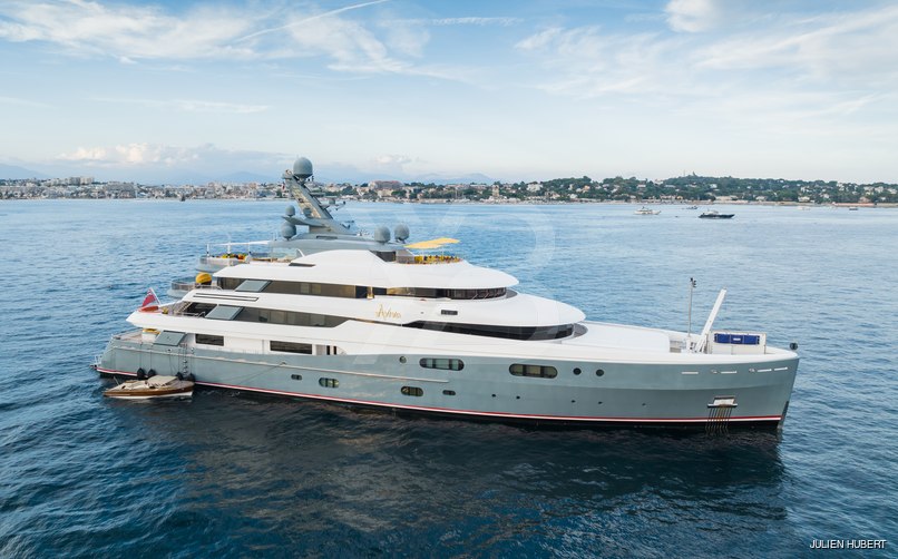 Aviva yacht exterior 2