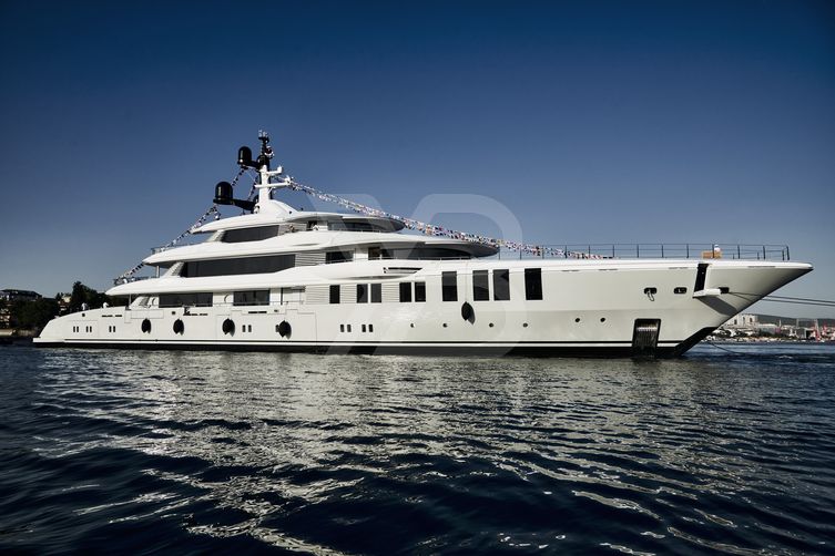 Roe yacht exterior 33