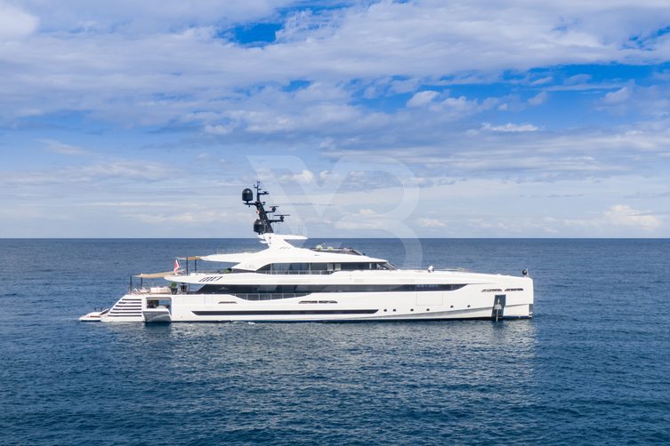 LEL yacht exterior 28