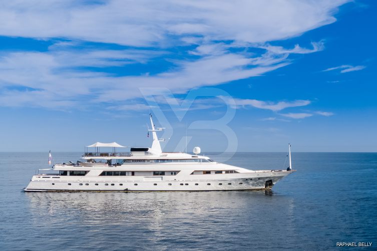 Darnice III yacht exterior 9