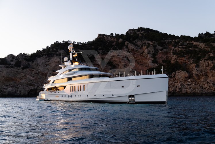 Artisan yacht exterior 174