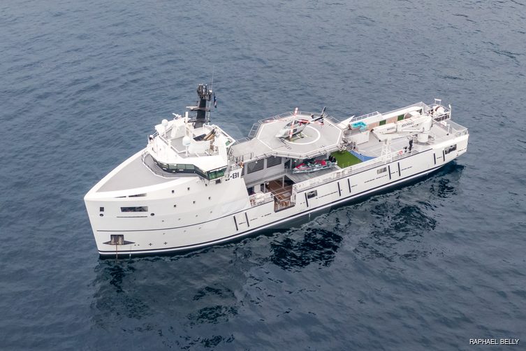 Wingman yacht exterior 2