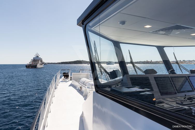 Chasing Romance yacht exterior 11