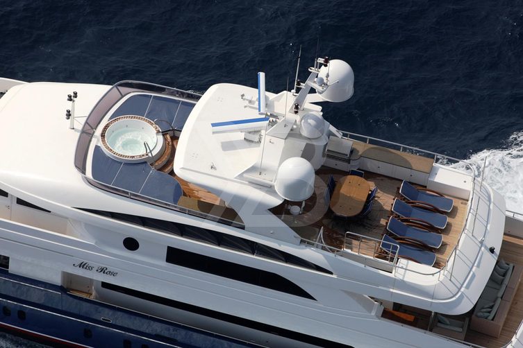 Kajak yacht exterior 4