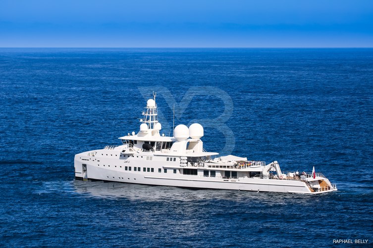 Um Alhoul yacht exterior 2