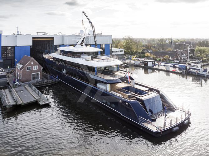 Les Cinq yacht exterior 16