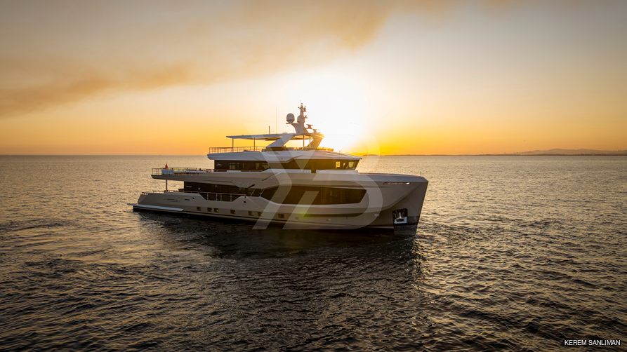Miouch yacht exterior 2