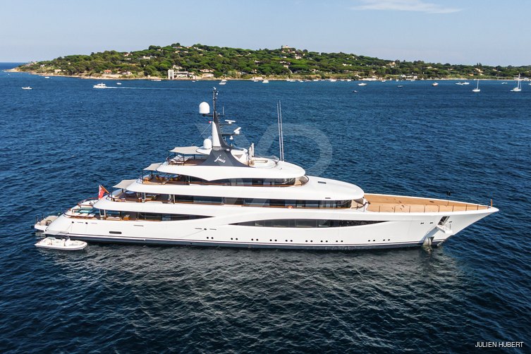 Juice yacht exterior 2